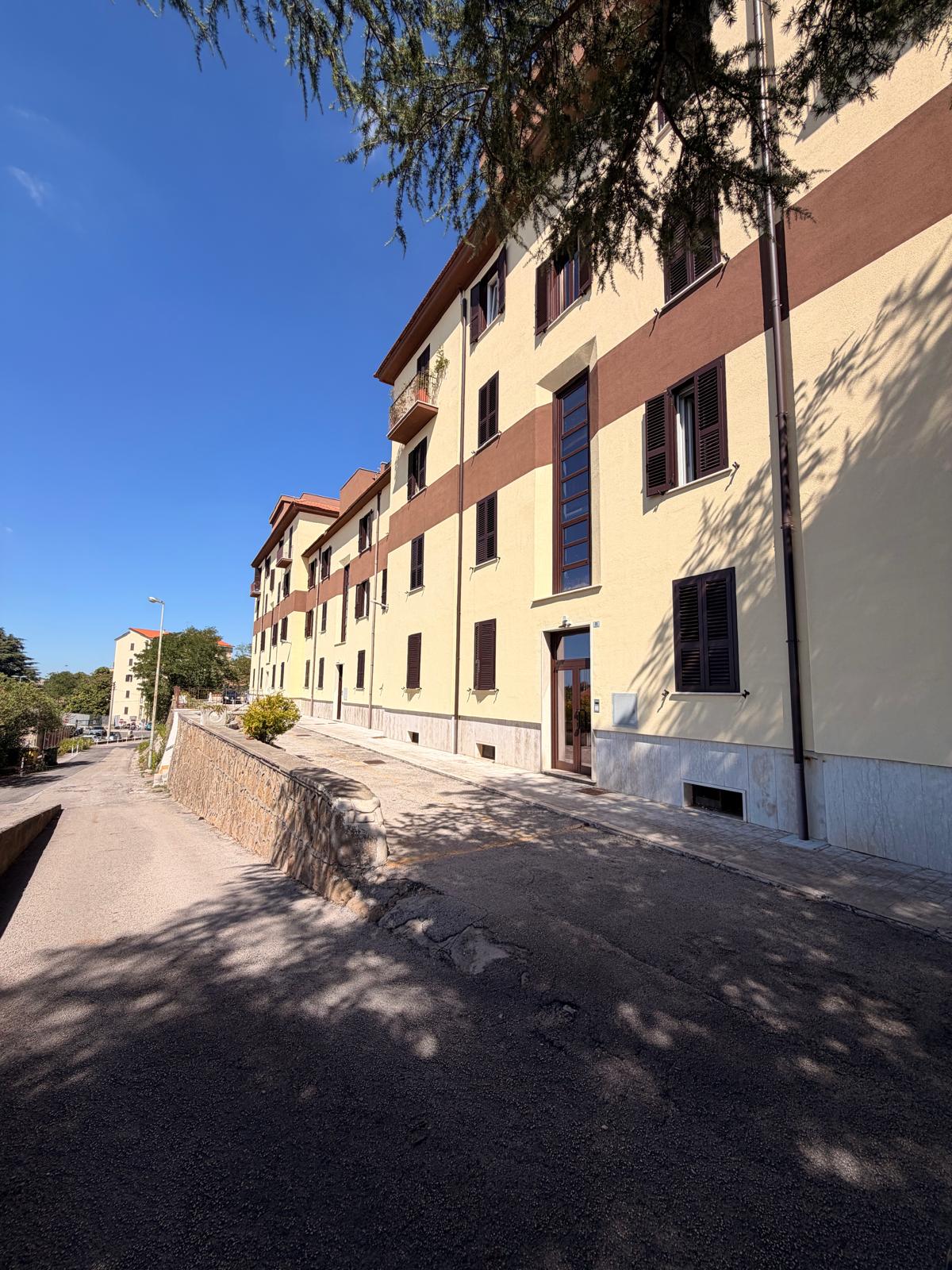 Campoleone scalo. 3 locali con balcone e 2 posti auto.