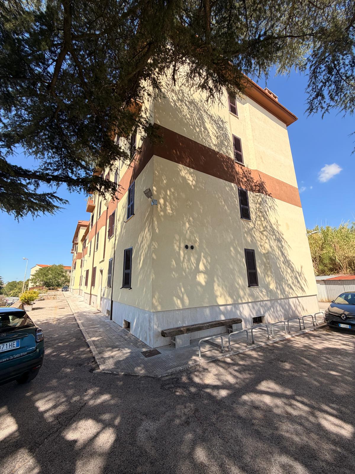 Campoleone scalo. 3 locali con balcone e 2 posti auto.
