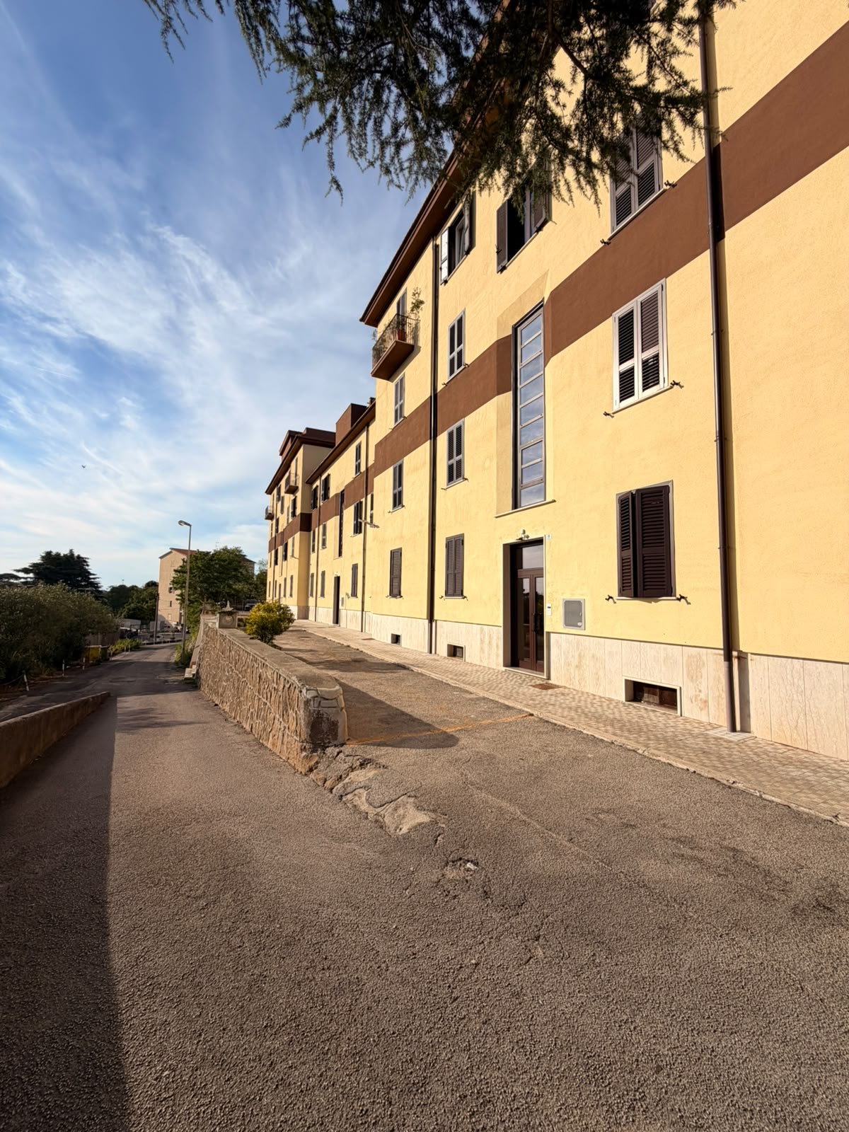 Campoleone scalo. 3 locali con balcone e 2 posti auto.