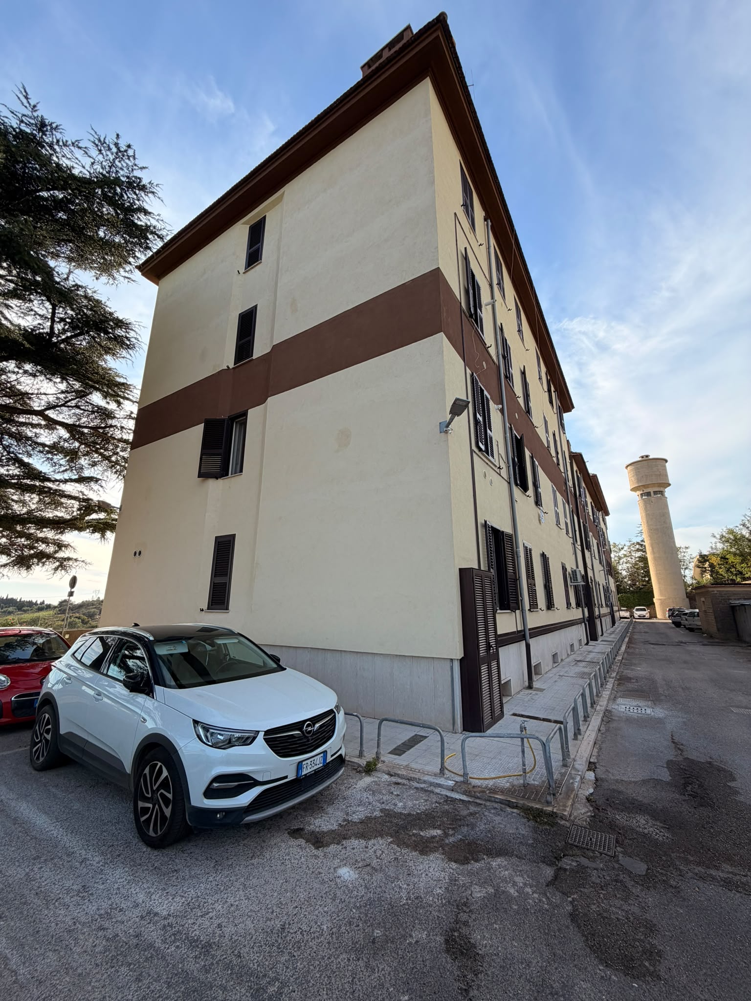Campoleone scalo. 3 locali con balcone e 2 posti auto.