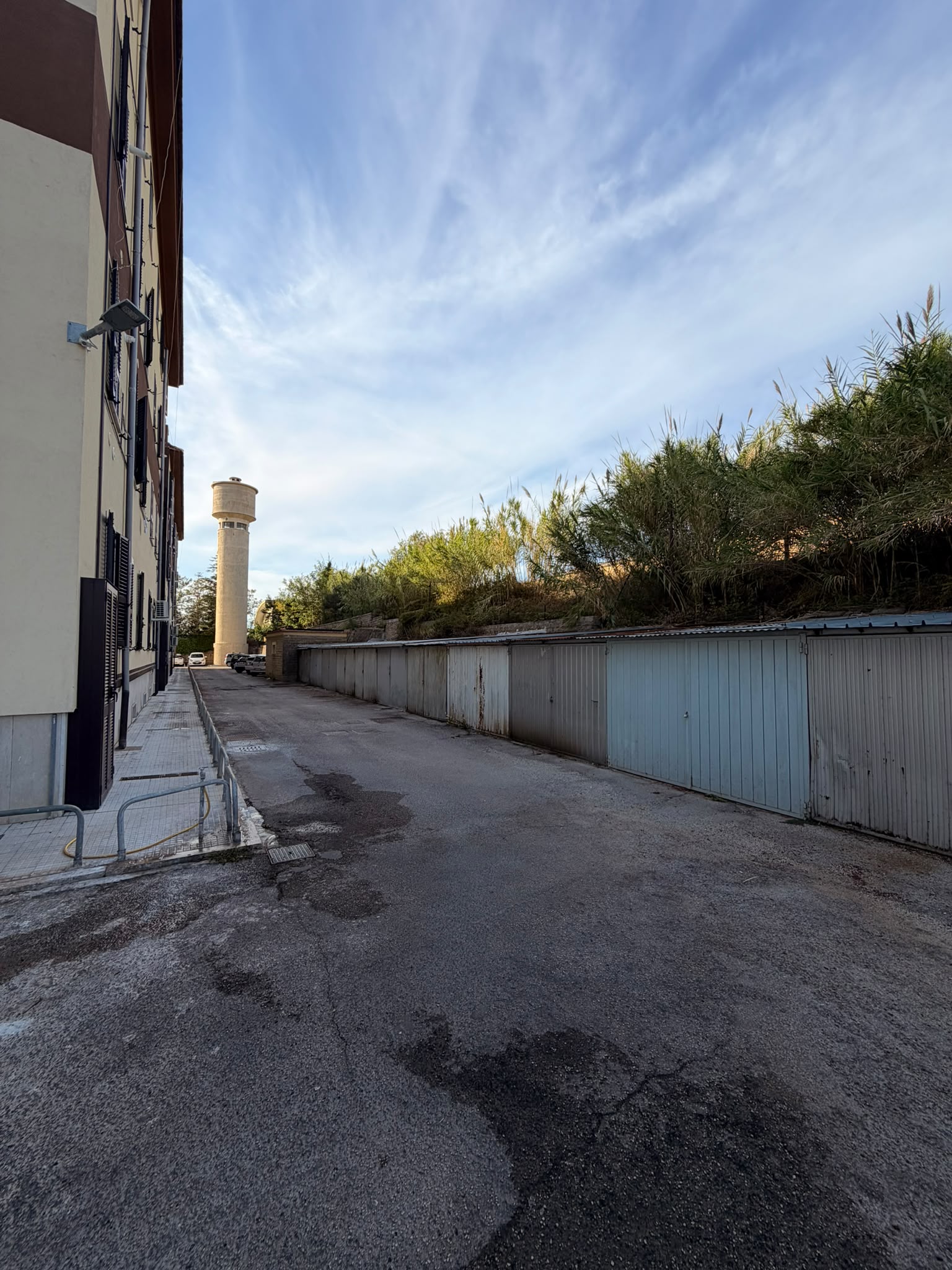 Campoleone scalo. 3 locali con balcone e 2 posti auto.