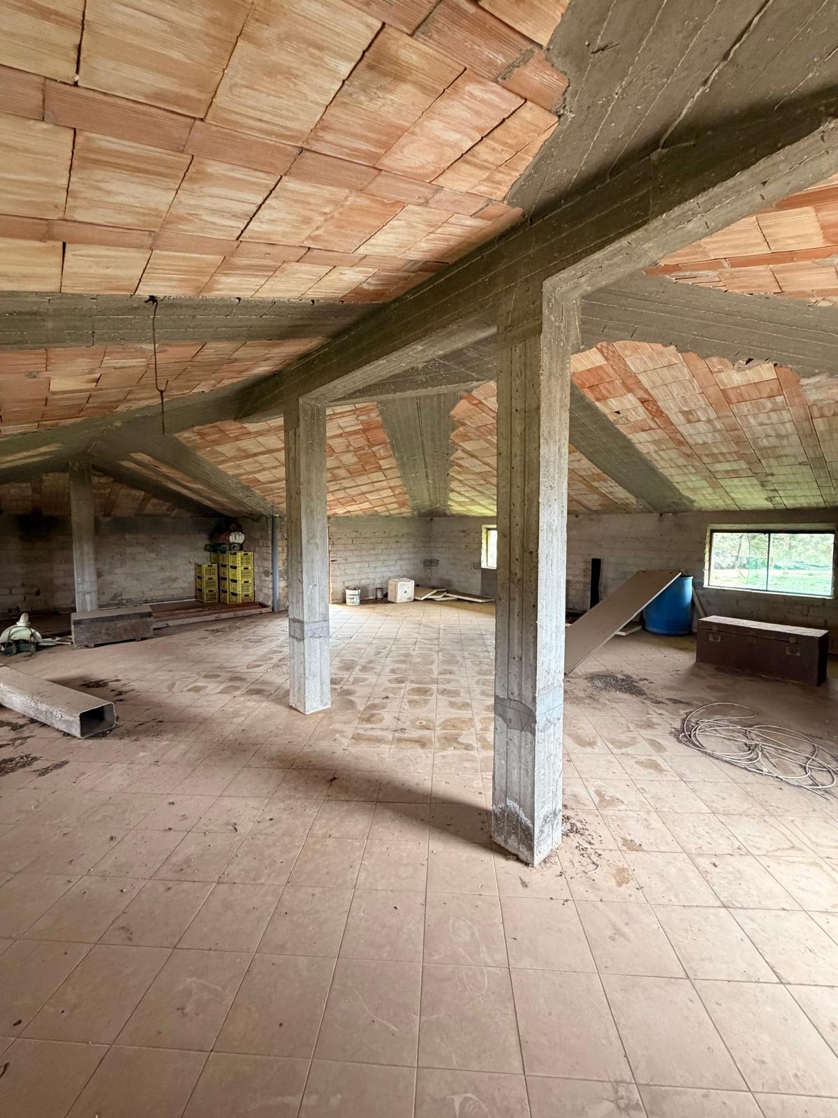 VILLA BIFAMILIARE 340 MQ.CA. CON TERRENO DI 15.000 MQ.CA.
