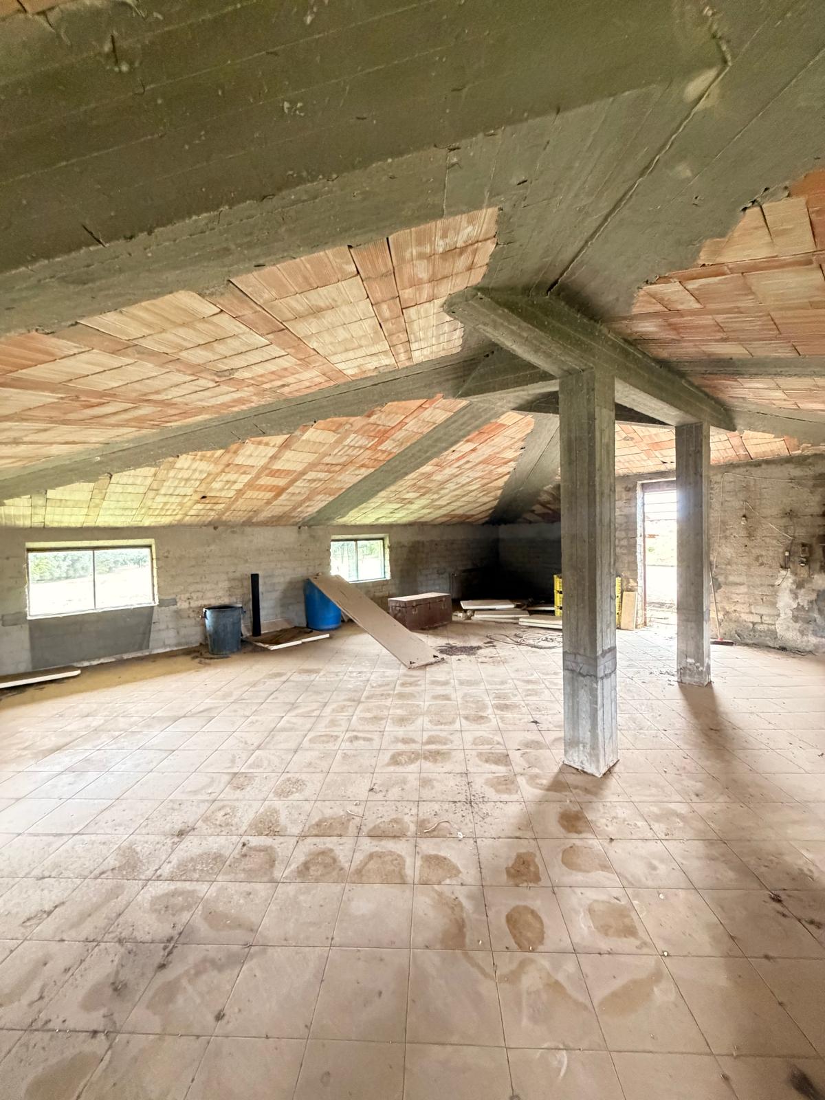 VILLA BIFAMILIARE 340 MQ.CA. CON TERRENO DI 15.000 MQ.CA.