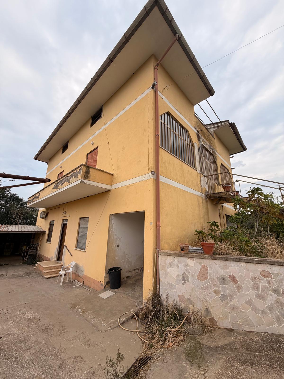 VILLA BIFAMILIARE 340 MQ.CA. CON TERRENO DI 15.000 MQ.CA.