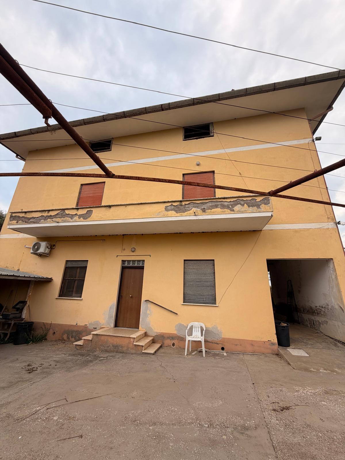 VILLA BIFAMILIARE 340 MQ.CA. CON TERRENO DI 15.000 MQ.CA.