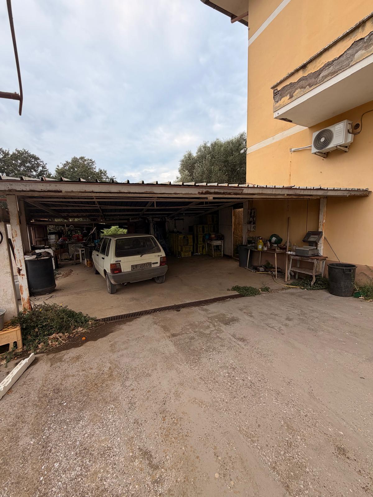 VILLA BIFAMILIARE 340 MQ.CA. CON TERRENO DI 15.000 MQ.CA.
