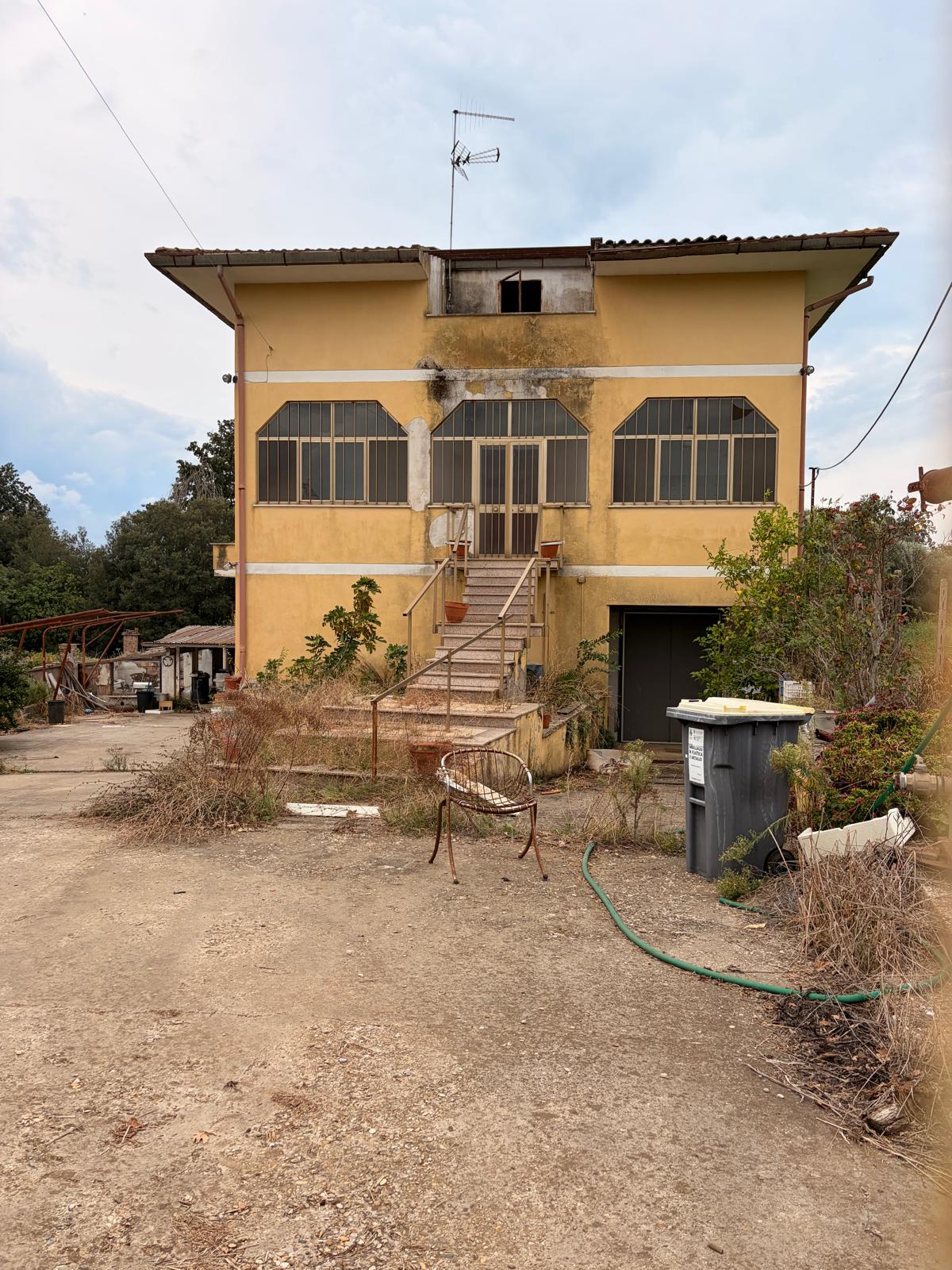 VILLA BIFAMILIARE 340 MQ.CA. CON TERRENO DI 15.000 MQ.CA.
