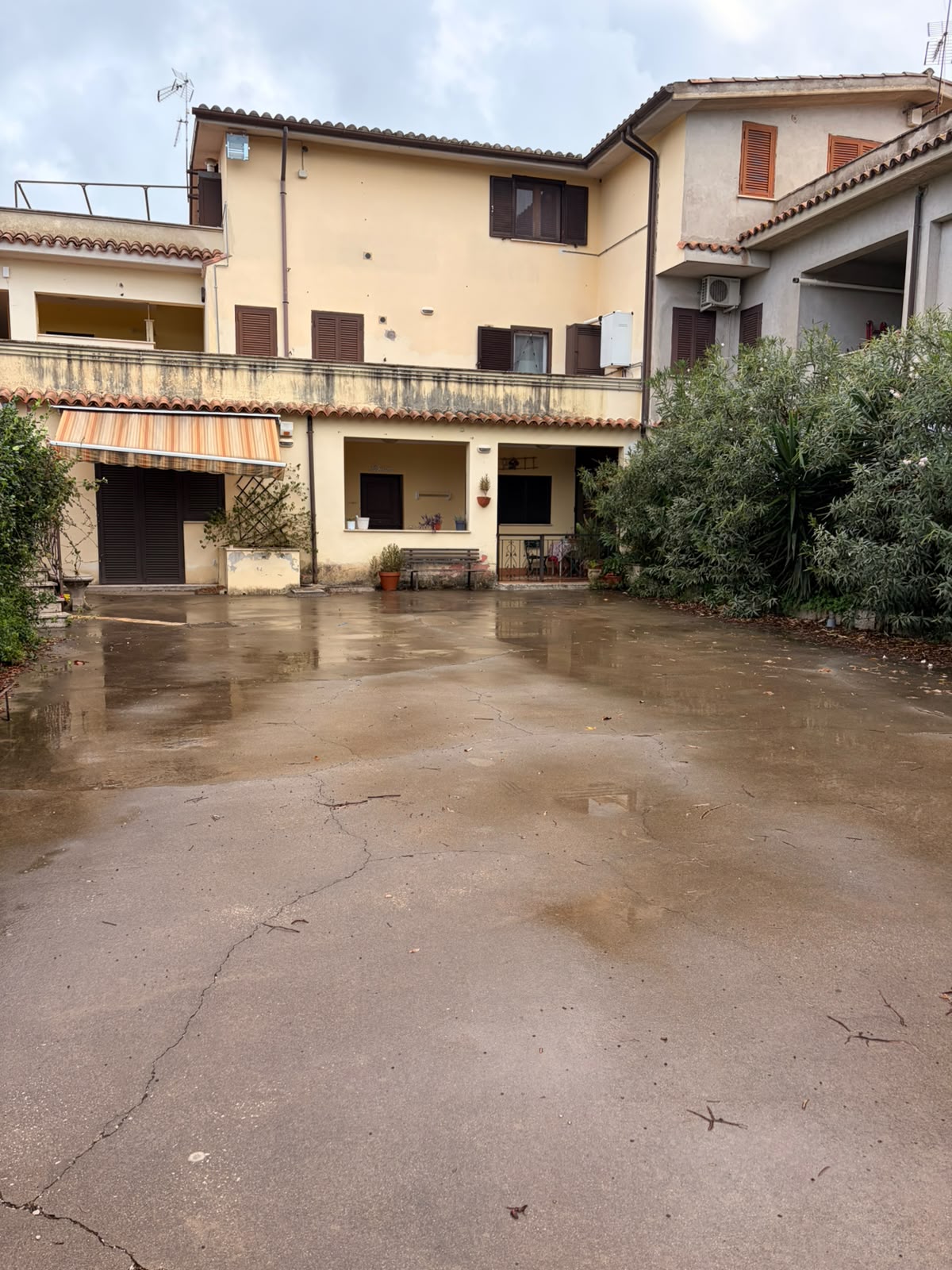 Lanuvio. 3 locali in villa con terrazzo.