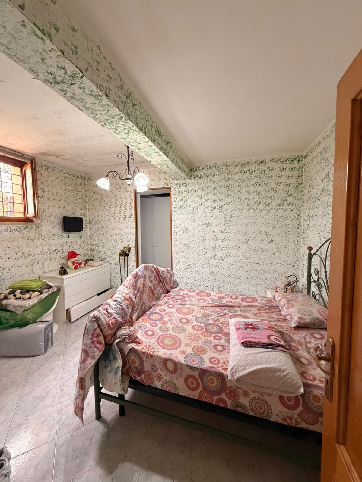 Lanuvio. 3 locali in villa con terrazzo.