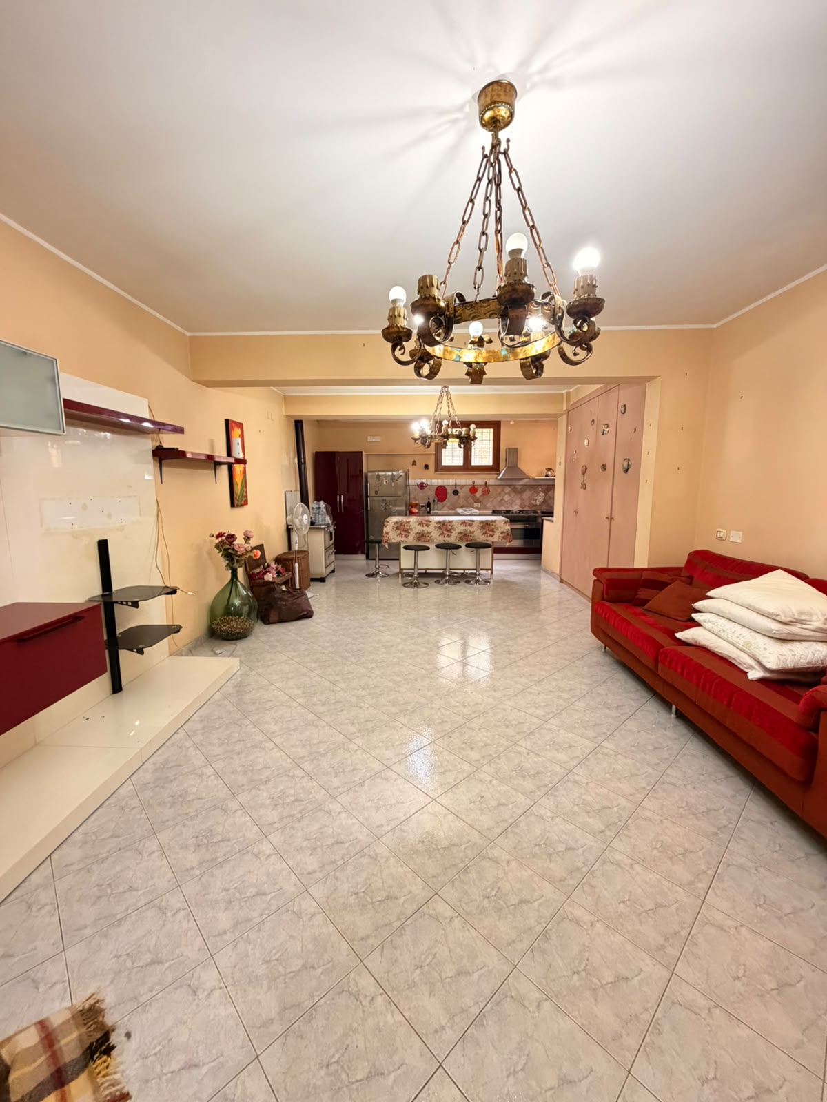 Lanuvio. 3 locali in villa con terrazzo.